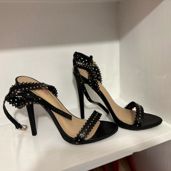 US 10, black strap heels 👠 they need to be worn and shown off - Picture 3 of 3